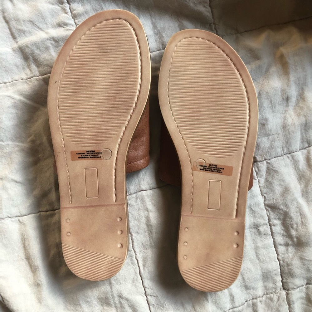 ❌ SOLD ❌ Brown Leather Slide Sandals - Picture 5 of 8
